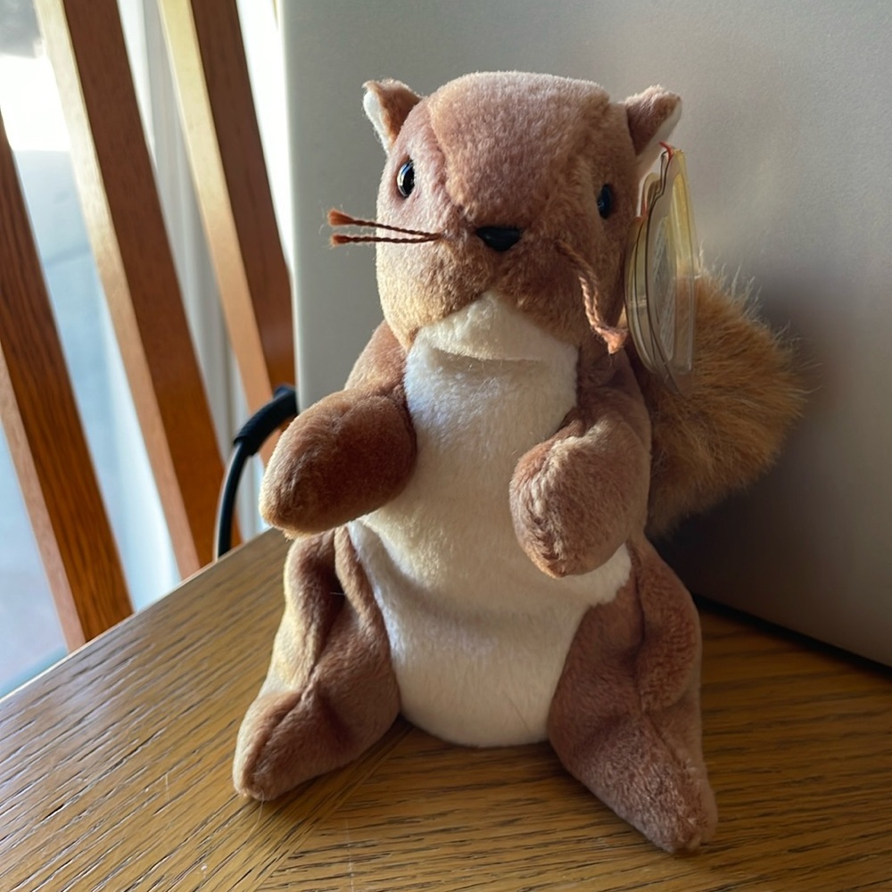 RETIRED TY Beanie Baby - Nuts - Squirrel - 1996 RARE Vintage